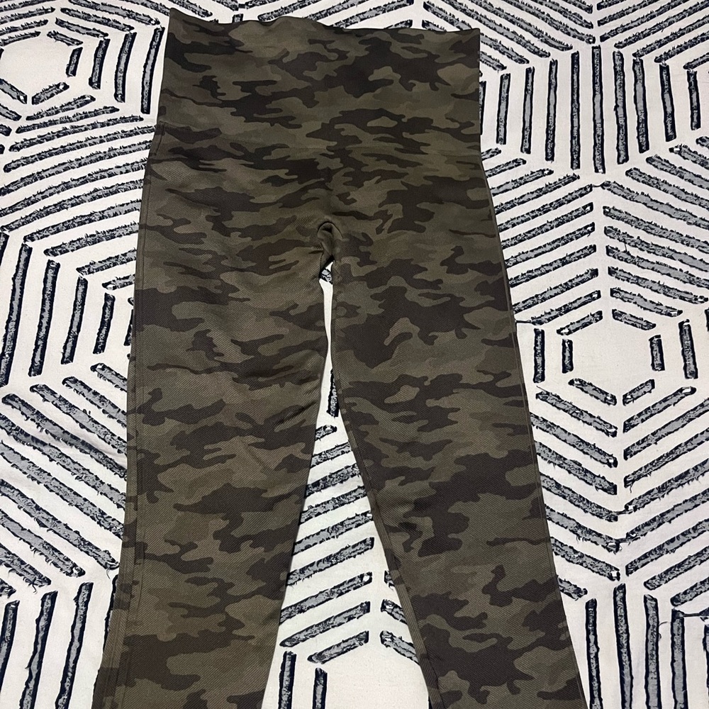 Spanx seamless Green Camo Leggings size Small
